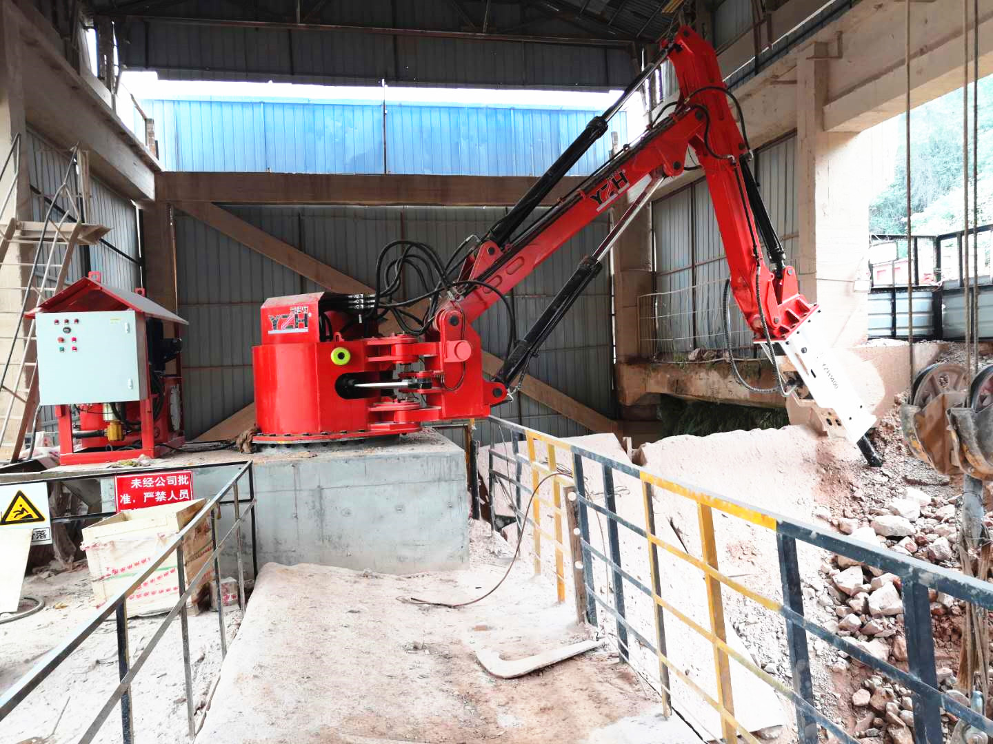 鄂式破碎機(jī)入料口專用固定式液壓機(jī)械手